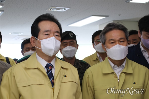  정세균 국무총리가 2일 오전 '생활치료센터'로 지정된 대구 신서혁신도시에 있는 교육부 중앙교육연수원에서 코로나19 확진 경증환자들의 입소와 치료에 대한 브리핑을 받고 있다.