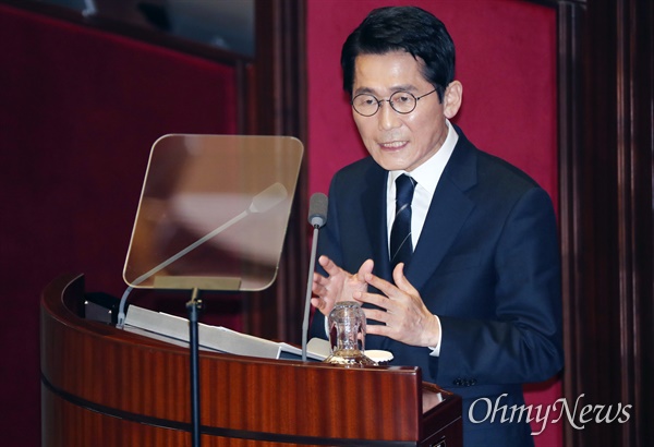 윤소하 정의당 원내대표가 2일 오후 서울 여의도 국회에서 열린 본회의에서 비교섭단체 대표연설을 하고 있다.