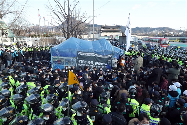  지난 2월 27일 오전 광화문 정부서울청사 인근에 설치된 고 문중원 기수 시민대책위원회 천막 농성장 철거를 두고 종로구청과 시민대책위가 대치하고 있다. 