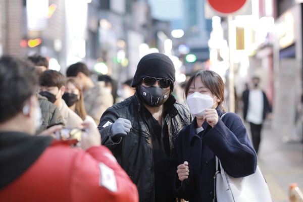  마스크를 나누기 위해 대구에 방문한 배우 김보성의 모습.