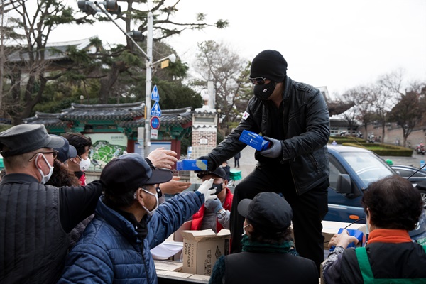  마스크를 나누기 위해 대구에 방문한 배우 김보성의 모습.