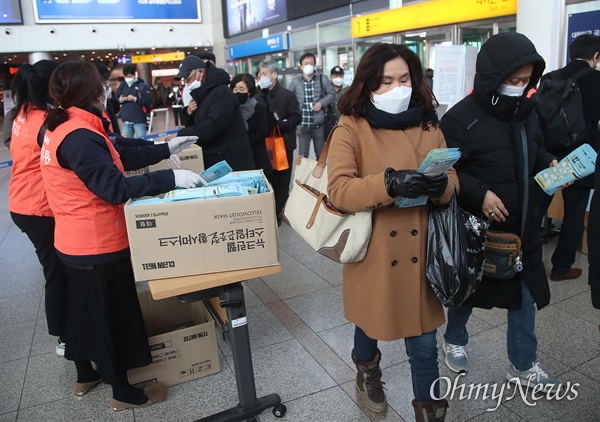 정부가 공적 판매처를 통해 마스크를 공급하고 있는 가운데 2일 오전 서울 용산구 서울역에 수많은 시민들이 몰려 마스크를 구매하고 있다.
