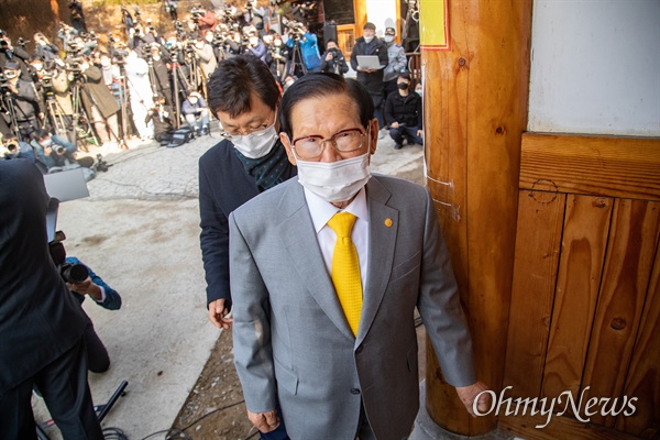 이만희 신천지예수교 증거장막성전 총회장이 2일 오후 경기 가평 신천지 평화의 궁전에서 열린 코로나바이러스 감염증(코로나19) 사태 관련 기자회견을 마치고 연수원 건물로 향하고 있다.