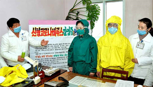 '코로나19' 방호복 설명하고 있는 평안북도인민병원