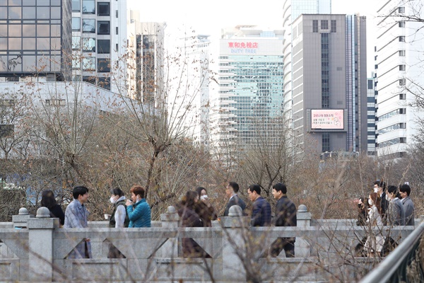 신종 코로나바이러스 감염증(코로나19)의 여파로 2월 27일 서울 종로구 장동교 일대에서 마스크를 착용한 직장인들이 점심시간을 보내고 있다.