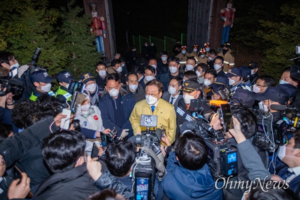 이재명 경기도지사가  2일 오후 경기도 가평 청평면 고성리 '평화의 궁전' 앞에서 이만희 신천지예수교 증거장막성전 총회장의 감염병 의심자 조사진찰을 위해 경찰, 소방관, 보건소 직원등  진입 후 진행상황을 설명하고 있다. 이 총회장은 이미 현장을 떠나 과천으로 향했고 통화로 과천보건소에서 검사 내용을 확인 후 이 지사는 조사팀을 철수 시켰다.