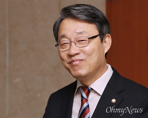 김성식 전 의원, 사진은 김 전 의원이 지난해 3월 국회 정론관을 찾은 모습. 