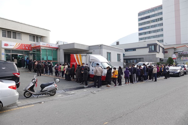3일, 영산우체국 앞에서 주민들이 마스크를 구입하기 위해 줄을 서고 있다.