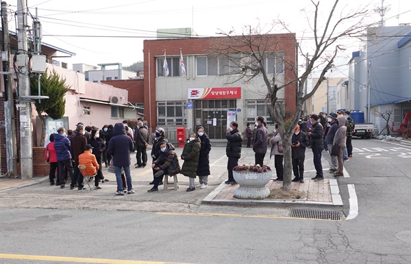 3일, 대합우체국 앞에서 주민들이 마스크를 구입하기 위해 줄을 서고 있다.