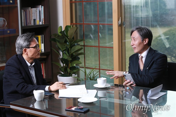  3일 오전 서울 마포구 서교동 오마이뉴스 사무실에서 마주앉은 오연호 오마이뉴스 대표기자와 변상욱 전 CBS대기자.