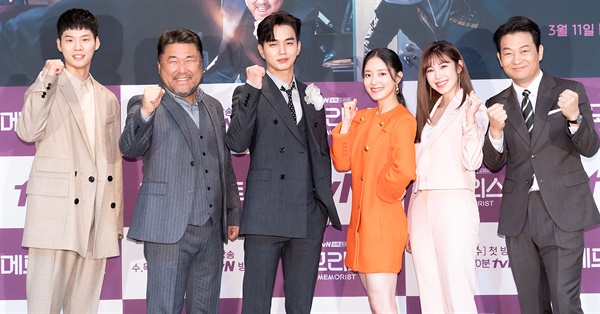 '메모리스트' 절대악에 맞서! 3일 오후 온라인으로 진행된 tvN 새 수목드라마 <메모리스트> 제작발표회에서 배우 윤지온, 고창석, 유승호, 이세영, 전효성, 조성하가 포즈를 취하고 있다. 동명의 웹툰을 원작으로 한 <메모리스트>는 국가공인 초능력 형사와 초엘리트 프로파일러가 미스터리한 '절대악' 연쇄살인마를 추적하는 수사극이다. 11일 수요일 오후 10시 50분 첫 방송.