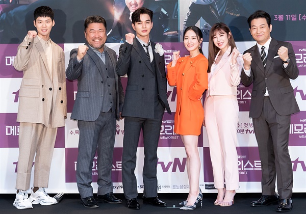 '메모리스트' 절대악에 맞서! 3일 오후 온라인으로 진행된 tvN 새 수목드라마 <메모리스트> 제작발표회에서 배우 윤지온, 고창석, 유승호, 이세영, 전효성, 조성하가 포즈를 취하고 있다. 동명의 웹툰을 원작으로 한 <메모리스트>는 국가공인 초능력 형사와 초엘리트 프로파일러가 미스터리한 '절대악' 연쇄살인마를 추적하는 수사극이다. 11일 수요일 오후 10시 50분 첫 방송.