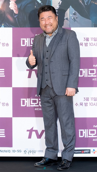 '메모리스트' 고창석, 절대악 덤벼! 배우 고창석이 3일 오후 온라인으로 진행된 tvN 새 수목드라마 <메모리스트> 제작발표회에서 포즈를 취하고 있다. 동명의 웹툰을 원작으로 한 <메모리스트>는 국가공인 초능력 형사와 초엘리트 프로파일러가 미스터리한 '절대악' 연쇄살인마를 추적하는 수사극이다. 11일 수요일 오후 10시 50분 첫 방송.