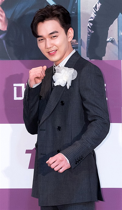 '메모리스트' 유승호, 절대악 잡는 능력자 배우 유승호가 3일 오후 온라인으로 진행된 tvN 새 수목드라마 <메모리스트> 제작발표회에서 포즈를 취하고 있다. 동명의 웹툰을 원작으로 한 <메모리스트>는 국가공인 초능력 형사와 초엘리트 프로파일러가 미스터리한 '절대악' 연쇄살인마를 추적하는 수사극이다. 11일 수요일 오후 10시 50분 첫 방송.