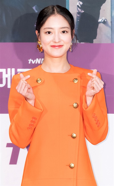 '메모리스트' 이세영, 봄도 시샘할 미소 배우 이세영이 3일 오후 온라인으로 진행된 tvN 새 수목드라마 <메모리스트> 제작발표회에서 포즈를 취하고 있다. 동명의 웹툰을 원작으로 한 <메모리스트>는 국가공인 초능력 형사와 초엘리트 프로파일러가 미스터리한 '절대악' 연쇄살인마를 추적하는 수사극이다. 11일 수요일 오후 10시 50분 첫 방송.