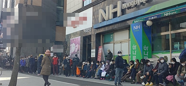 3일 낮 12시. 시민들이 대전 중구에 있는 한 하나로마트에서 이날 오후 2시 판매 예정인 마스크를 사기 위해  길게 줄을 서 있다.