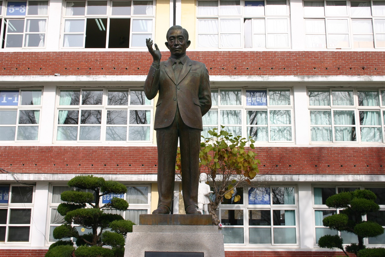  구미초등학교 교정에 세워진 박정희 대통령 동상