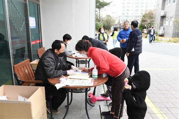 부산 기장군은 지난 2일과 3일에 걸쳐 군민들에게 마스크를 무상 배포했다. 