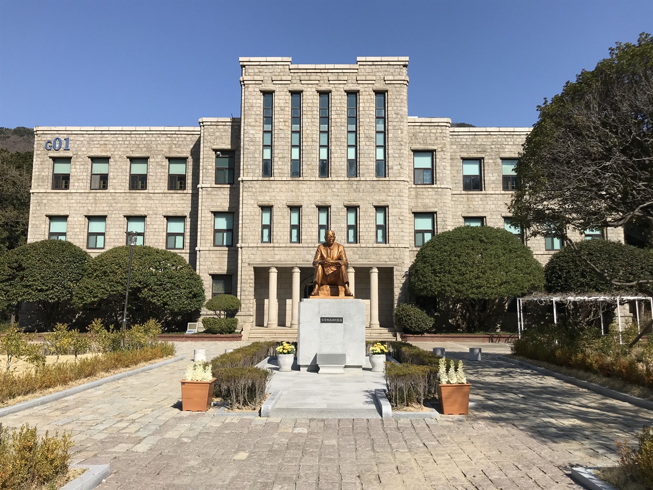 동아대학교 석당기념관 1957년 완공된 석당기념관은 1968년부터 동아대학교 중앙도서관으로 쓰인 건물이다. 철근콘크리트 구조에 지하 1층, 지상 4층 규모 건물이다. 1975년 증축 공사를 거쳤다. 석당기념관은 부산에 있는 근현대 건축물 중 가장 아름다운 석조 건물로 꼽힌다. 2012년 ‘부산광역시 근대건조물’로 지정되었다. 