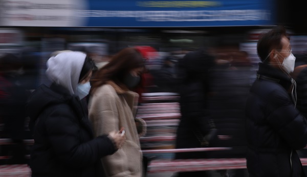  3일 정부가 정한 마스크 공적 판매처인 서울 양천구 행복한 백화점 앞에서 시민들이 마스크를 구매하기 위해 차례차례 이동하고 있다.
