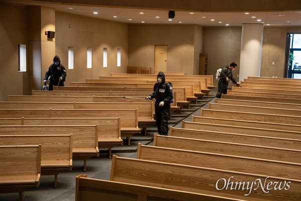 수도방위사령부 예하 56보병사단 장병과 성북구청 관계자들이 4일 서울 성북구 한 교회에서 '코로나19' 예방을 위한 방역작업을 하고 있다.