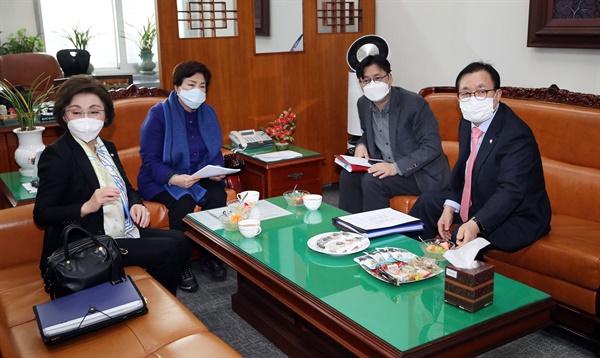  4일 오전 국회 행정안전위원회 위원장실에서 여야 행안위 간사들이 선거구획정 관련 논의를 위해 회동하고 있다. 왼쪽부터 민주통합의원모임 장정숙 의원, 더불어민주당 소속 전혜숙 행안위원장, 더불어민주당 홍익표 의원, 미래통합당 이채익 의원. 