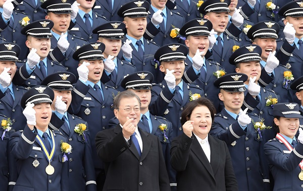 문재인 대통령과 김정숙 여사가 4일 청주 공군사관학교에서 졸업생도들과 기념촬영을 하고 있다. 