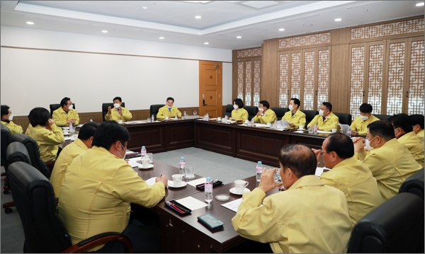 대전시의회는 4일 코로나19 극복을 위한 의원 총회를 개최해 대책 방안 등을 논의했다.