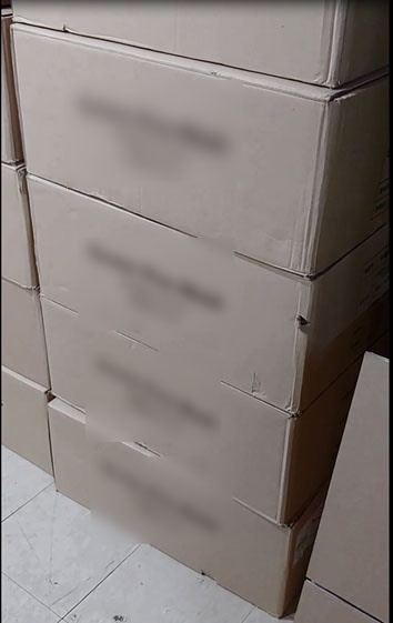 양산경찰서는 일회용 부직포 마스크를 대량 구입하여 보건용 마스크 성능 표시가 되어 있는 포장지에 낱개로 재포장한 뒤 약국에 판매한 업자를 검거했다.