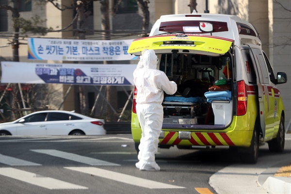 지난 5일 오전 대구시 북구 칠성동에서 119 구급대원들이 코로나19 환자를 병원으로 이송하고 있다. 