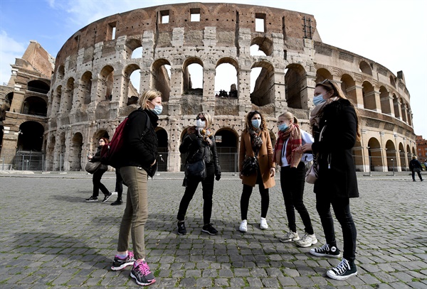 (로마 EPA=연합뉴스) 신종 코로나바이러스 감염증(코로나19)이 이탈리아에서 확산하고 있는 가운데 26일(현지시간) 마스크를 쓴 관광객들이 로마의 명소 콜로세움을 구경하고 있다. 

