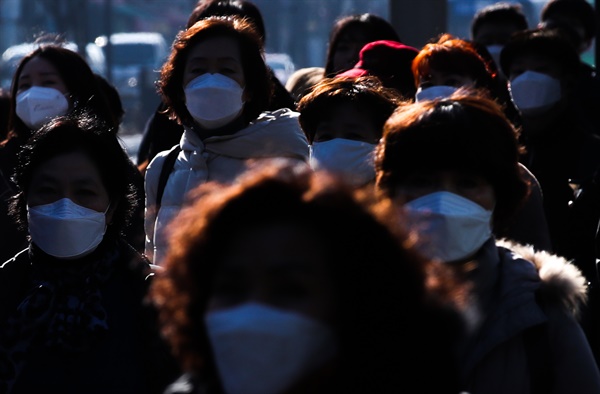 5일 오전 서울 서대문구 홍제역 인근 버스 정류장에서 시민들이 마스크를 착용한 채 도심으로 향하는 버스를 기다리고 있다. 