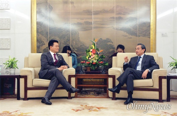 송영길 의원은 2017년 1월 4일 중국 베이징 외교부 청사에서 왕이 외교부장을 만나 사드배치 문제 등을 논의했다.
