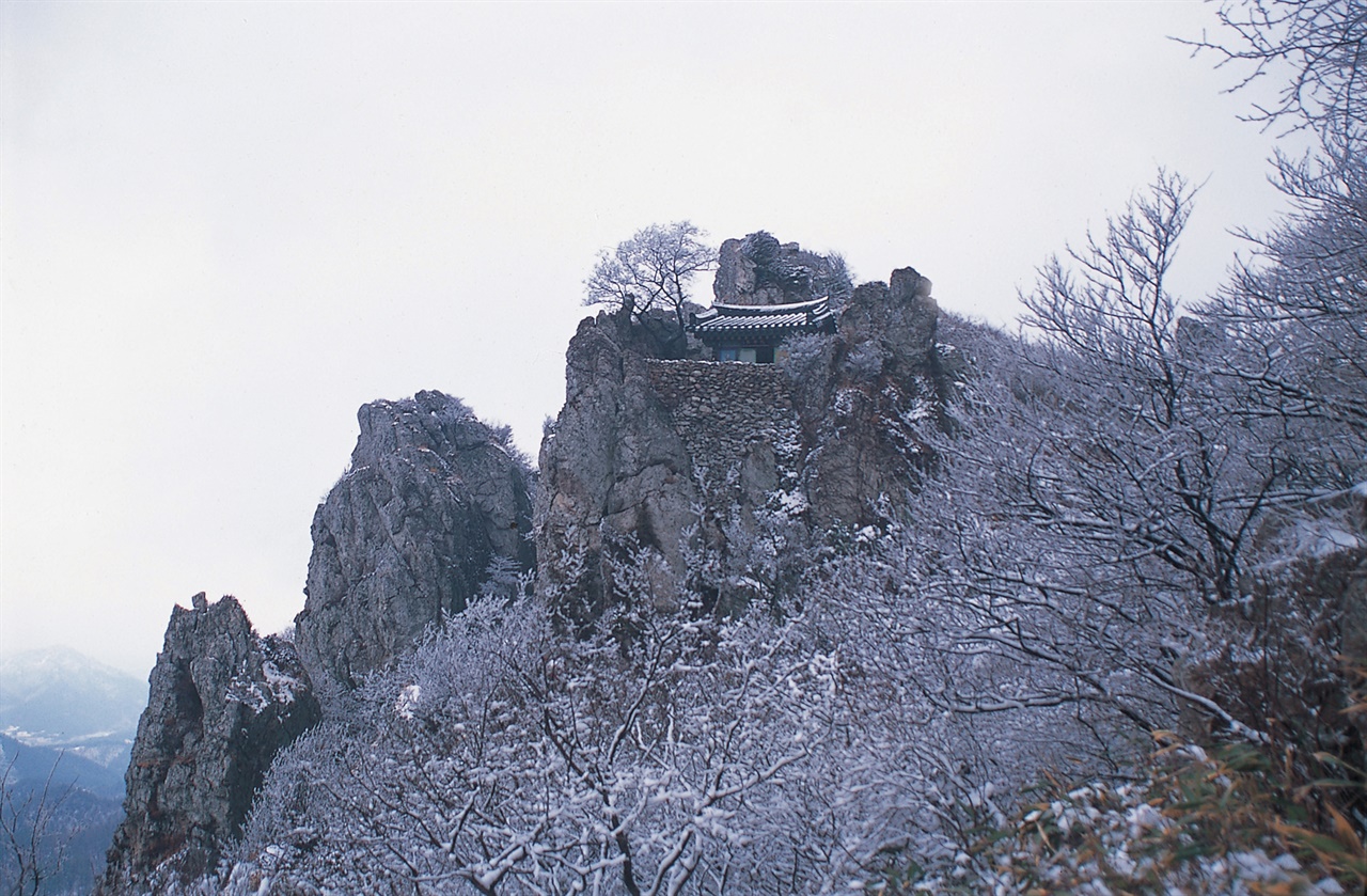  지난 2월 서설이 내린 도솔암 풍경. 도솔암이 달마산의 바위 절벽에 걸려 있다.