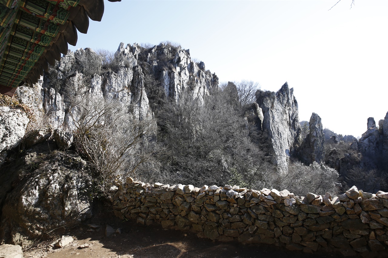  도솔암 마당에서 본 전각과 기암괴석. 달마산의 기암절벽이 암자를 둘러싸고 있다.