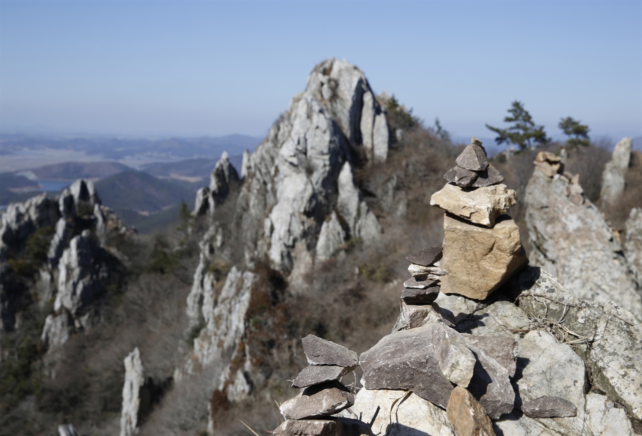  달마산의 기암괴석. 도솔암으로 오가는 여행객들이 여기저기에 돌탑을 쌓아 놓았다.