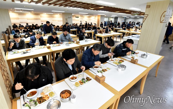 인천시는 3월 2일부터는 시청 식당인 소담홀은 직원 간 감염을 차단하기 위해 식사할 때 한 줄로 앉아 식사하고, 매점 테이블 이용을 금지했다.   
