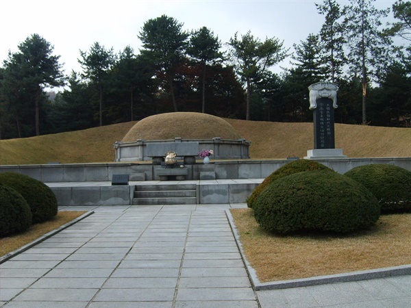 서울현충원에 있는 이승만 부부의 무덤. 