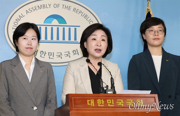 정의당 심상정 대표가 6일 오전 서울 여의도 국회 정론관에서 21대 총선 정의당 여성공약(젠더폭력방지)을 발표하고 있다.  