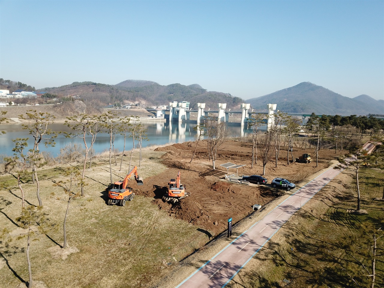 공주보 하류 파크골프장 공사를 위해 중장비들이 분주하게 움직이고 있다. 