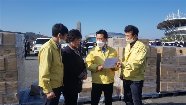 박정현 부여군수(사진 왼쪽에서 세 번째)가 지난 5일 규암면 국민체육진흥센터를 찾아 방역물품 배부 상황을 점검하고 있다. 
