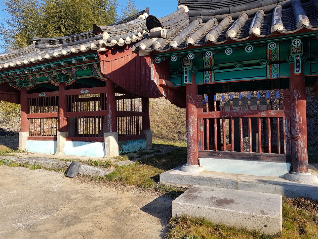 전주 이씨 밀성군파 가문은 주인을 대신해서 죽은 노비를 위해 비석을 마련해주는 의리를 보여주고 있다.