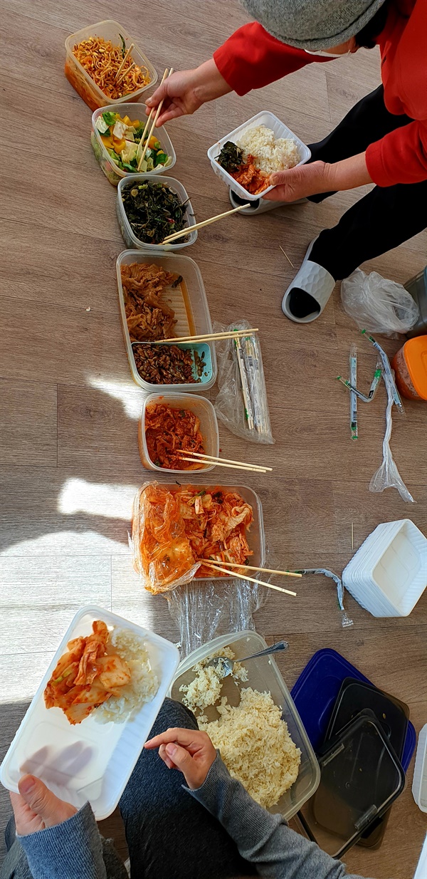 대사관이 주선해 키르기즈 보건당국의 허가로 반입된 한국음식들. 보건당국의 배려로 격리소 한인들이 한식으로 식사를 하고 있다 