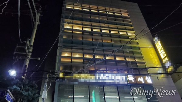 6일 오후 8시 서울에 있는 A독서실 불이 환하게 켜져 있다.