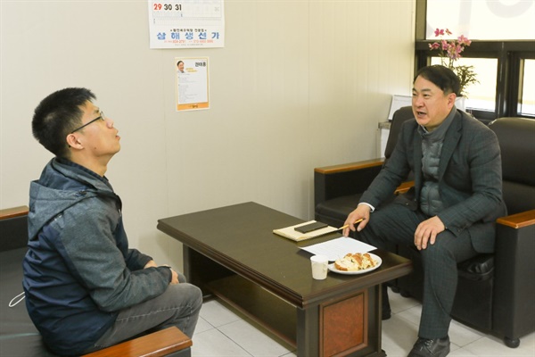  권태홍 정의당 사무총장이 <오마이뉴스>와 인터뷰를 하고 있다.
