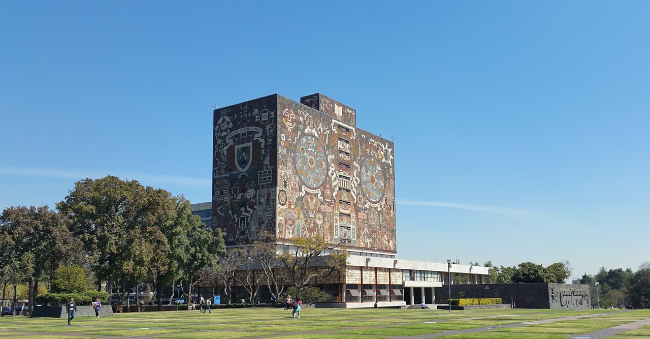 멕시코 국립 자치대학의 중앙 도서관 사면 벽이 모자이크 형태의 벽화로 이루어져 있다. 디에고 리베라가 아닌 후안 오고르만 작품이다. 