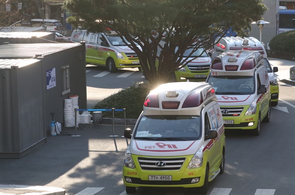 지난 4일 코로나19 지역거점병원인 대구시 중구 계명대학교 대구동산병원에 119 구급차가 들어오고 있다.