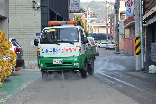  진주시의 코로나19 소독방역 활동.