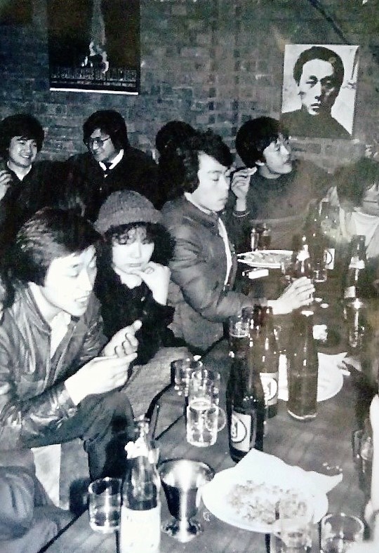  1984년 대학로에 있던 카페 8½ 시사실 안에서 모인 영화청년들. 왼쪽이 박종원 감독, 한 사람 건너 김의석 감독