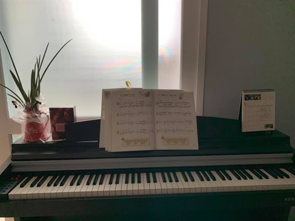 몇 년째 거실에 '놓여있기만' 했던 피아노를 다시 연습하기로 했다. 